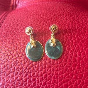 Vintage pop of color goldtone & green dangle pierced earrings